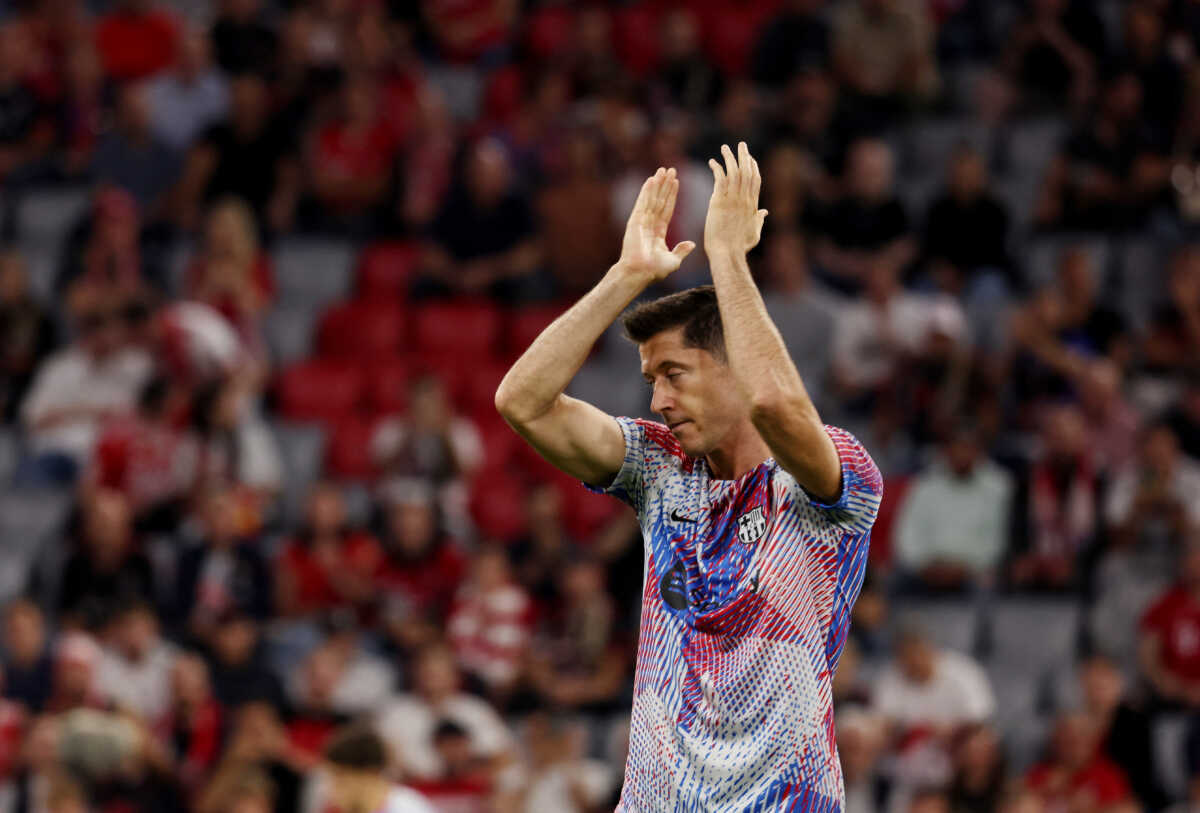 Soccer Football - Champions League - Group C - Bayern Munich v FC Barcelona - Allianz Arena, Munich, Germany - September 13, 2022 FC Barcelona's Robert Lewandowski applauds fans before the match REUTERS