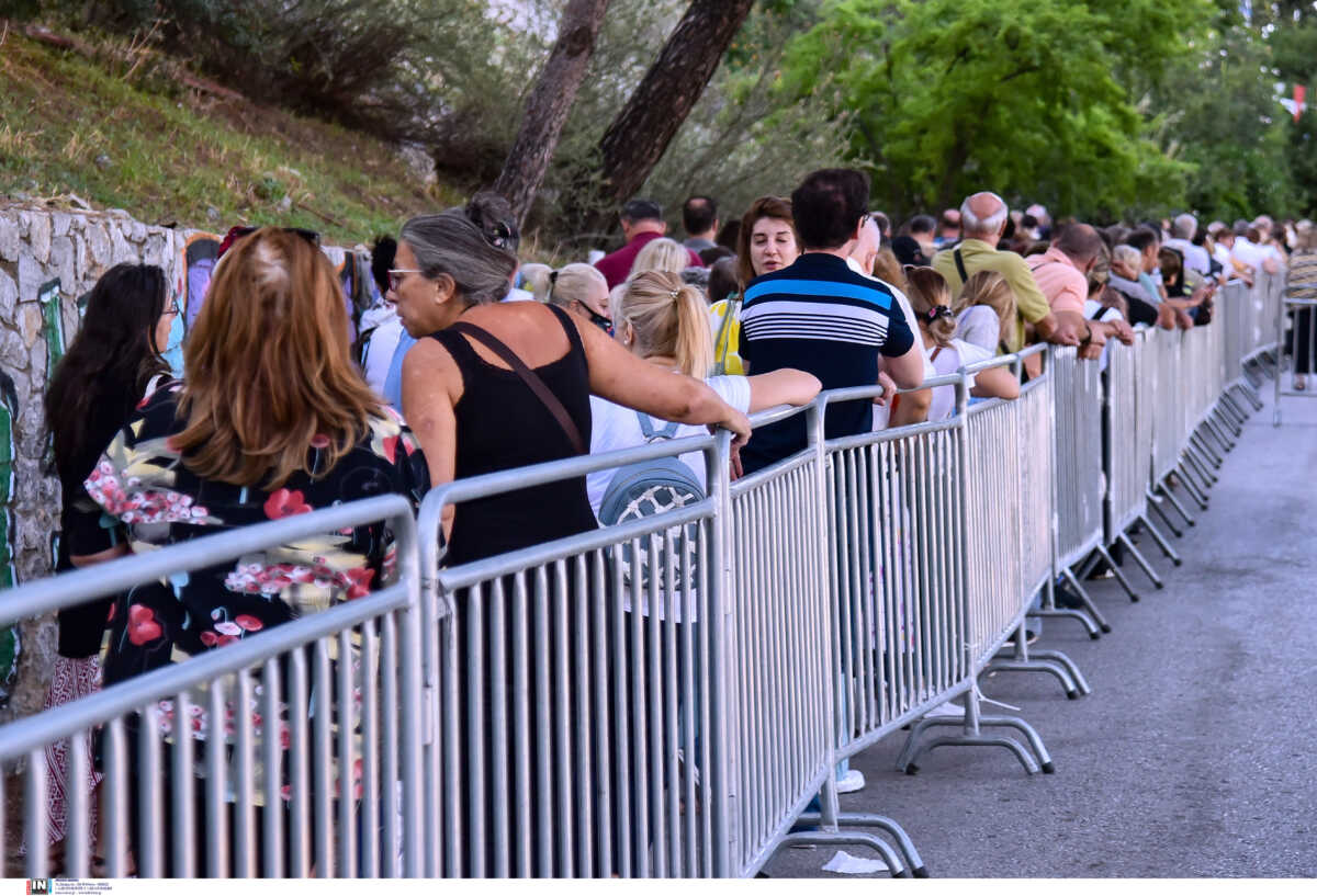 Λυκαβηττός: Τεράστιες ουρές πιστών στον ναό των Αγίων Ισιδώρων για να «σταυρωθούν» από τον «θαυματουργό» σταυρό