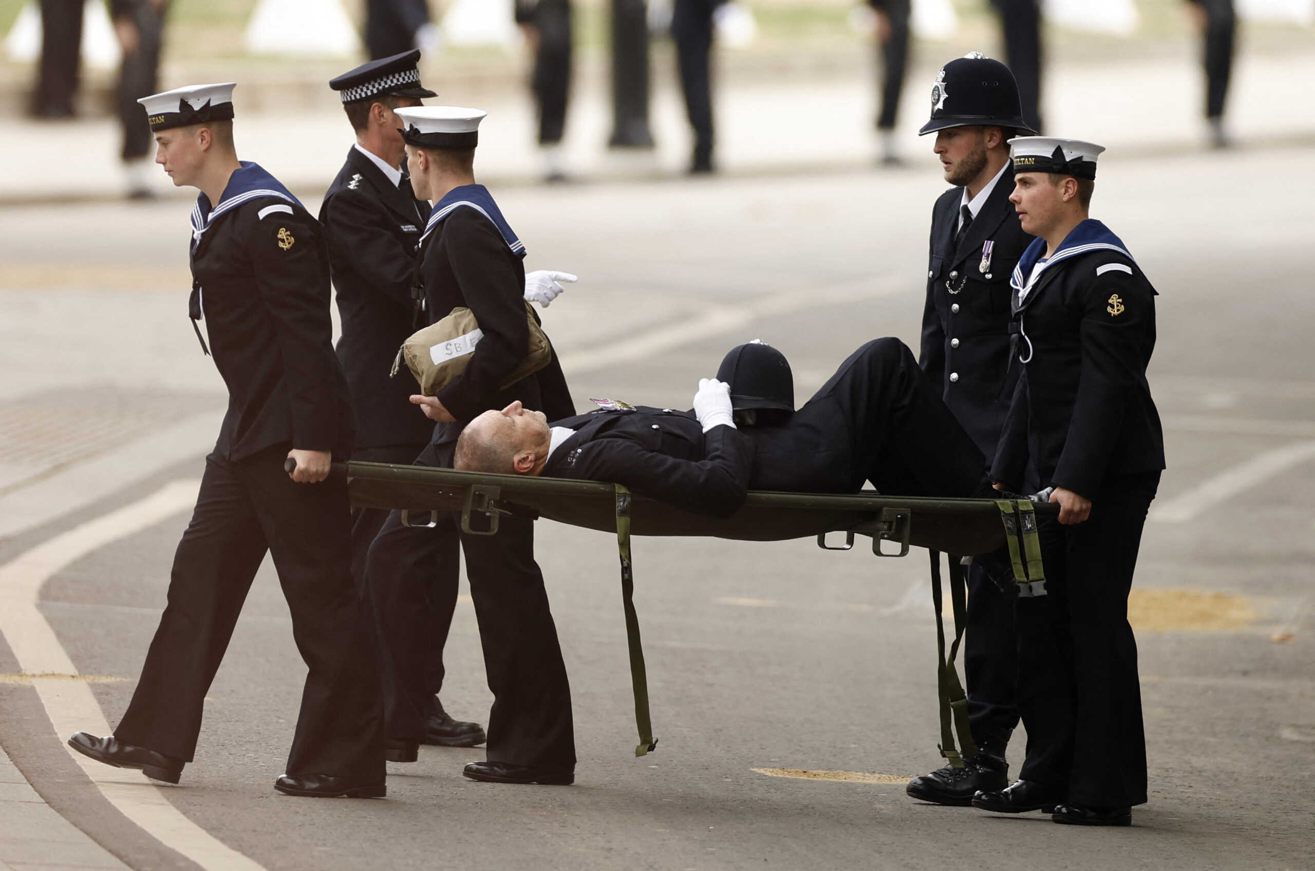 Κηδεία βασίλισσας Ελισάβετ: Λιποθύμησε αστυνομικός και τον μετέφεραν με φορείο