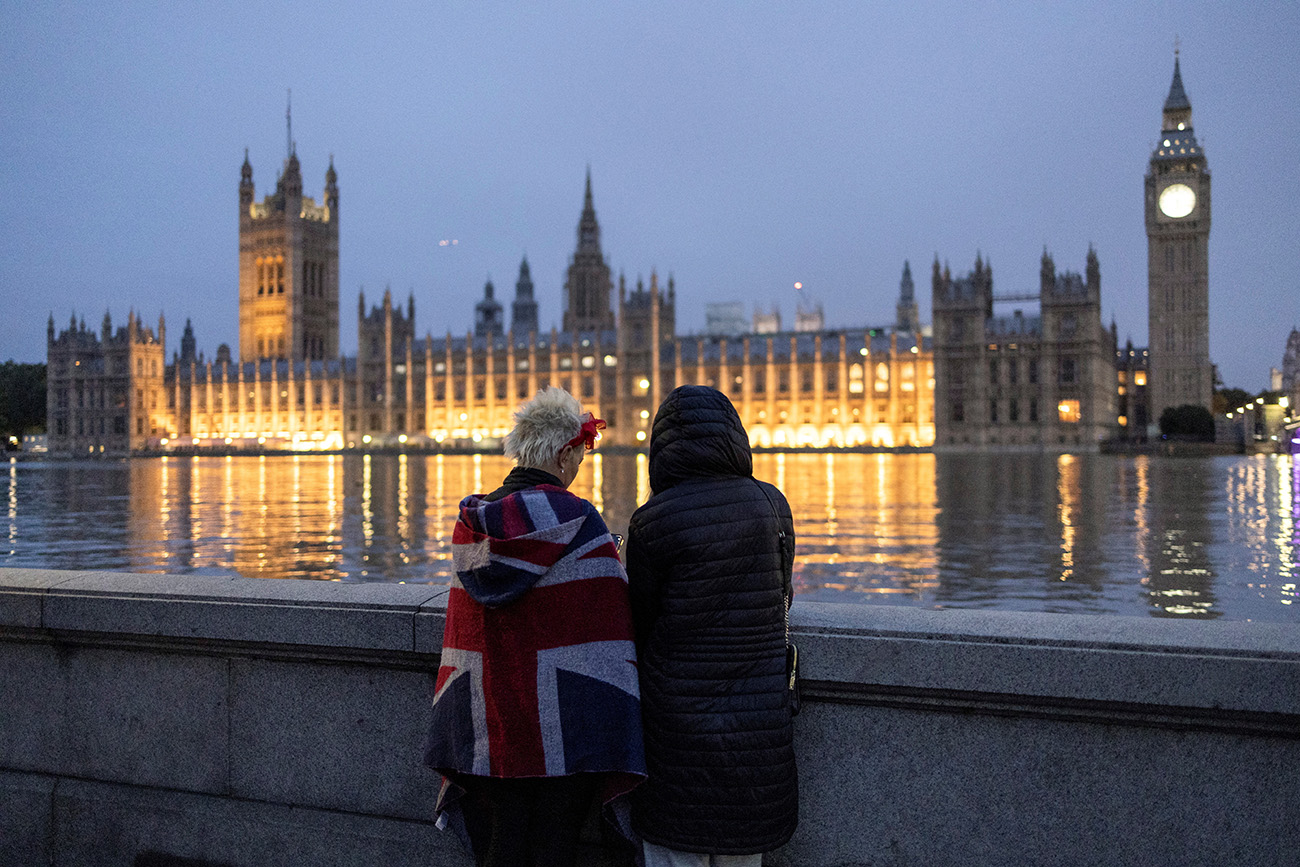 People queue to pay respects to Britain's Queen Elizabeth following her death, in London, Britain September 15, 2022. REUTERS