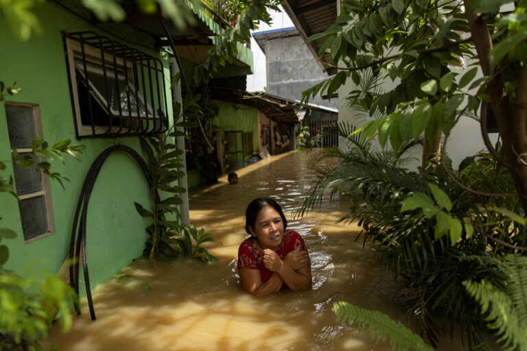 Πέντε διασώστες νεκροί από το πέρασμα τυφώνα στις Φιλιππίνες - Εικόνες καταστροφής
