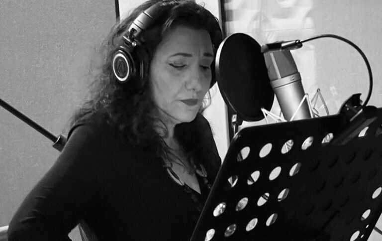 Μαύρο Ρόδο: Η Ελένη Βιτάλη ερμηνεύει το τραγούδι που έγραψε ο Γιώργος Θεοφάνους για τη σειρά