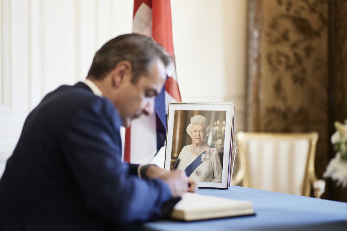 Βασίλισσα Ελισάβετ: Το βιβλίο συλλυπητηρίων υπέγραψε ο πρωθυπουργός – «Μας ενέπνευσε όλους»