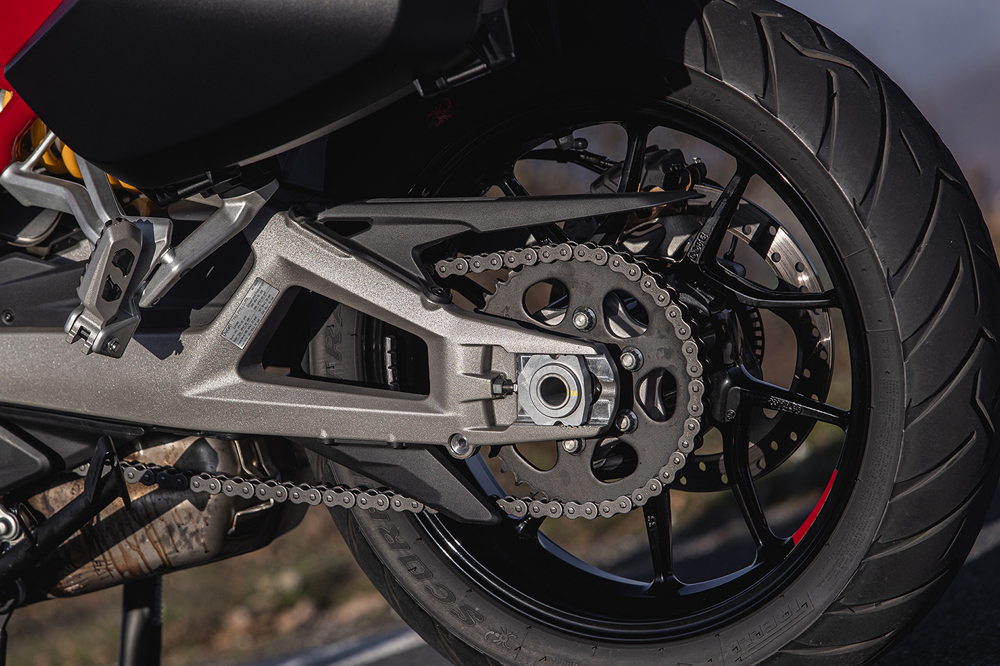 Ç íÝá Ducati Multistrada V4 Ýöôáóå óôçí ÅëëÜäá êáé áðü ôçí ÐÝìðôç 11 Öåâñïõáñßïõ èá âñßóêåôáé óôï Ducati Athens êáé óôï äßêôõï ÅîïõóéïäïôçìÝíùí Óõíåñãáôþí ôçò  Ducati óå üëç ôçí ÅëëÜäá

â¢                     Ç èñõëéêÞ ìïôïóõêëÝôá ôçò Ducati, óôçí ôÝôáñôç ãåíéÜ ôçò, óõíäõÜæåé åðéäüóåéò êáé óðïñ ÷áñáêôÞñá ìå ìïíáäéêÞ Üíåóç êáé åõåëéîßá, åðéäåéêíýïíôáò åîáéñåôéêÞ óõìðåñéöïñÜ óå üëåò ôéò óõíèÞêåò

â¢                     Ï êéíçôÞñáò V4 Granturismo ðñïóöÝñåé åîáéñåôéêÞ áîéïðéóôßá êáé áíôï÷Þ óôç íÝá Multistrada, ìå ñåêüñ äéáóôçìÜôùí óõíôÞñçóçò

â¢                     Ãéá ðñþôç öïñÜ ìïôïóõêëÝôá ðáñáãùãÞò äéáèÝôåé åìðñüò êáé ðßóù ñáíôÜñ