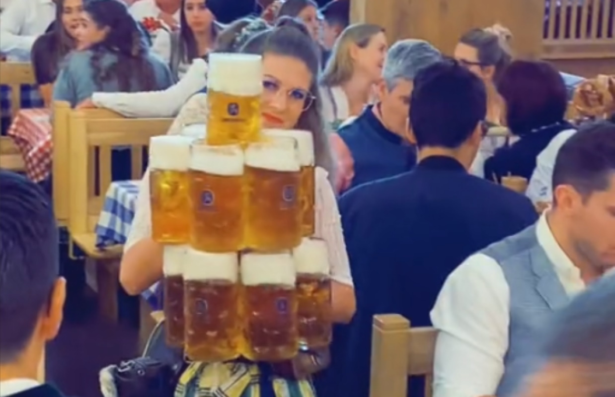 Γερμανία: Σερβιτόρα σηκώνει «βουνό» από μπύρες στο Oktoberfest 