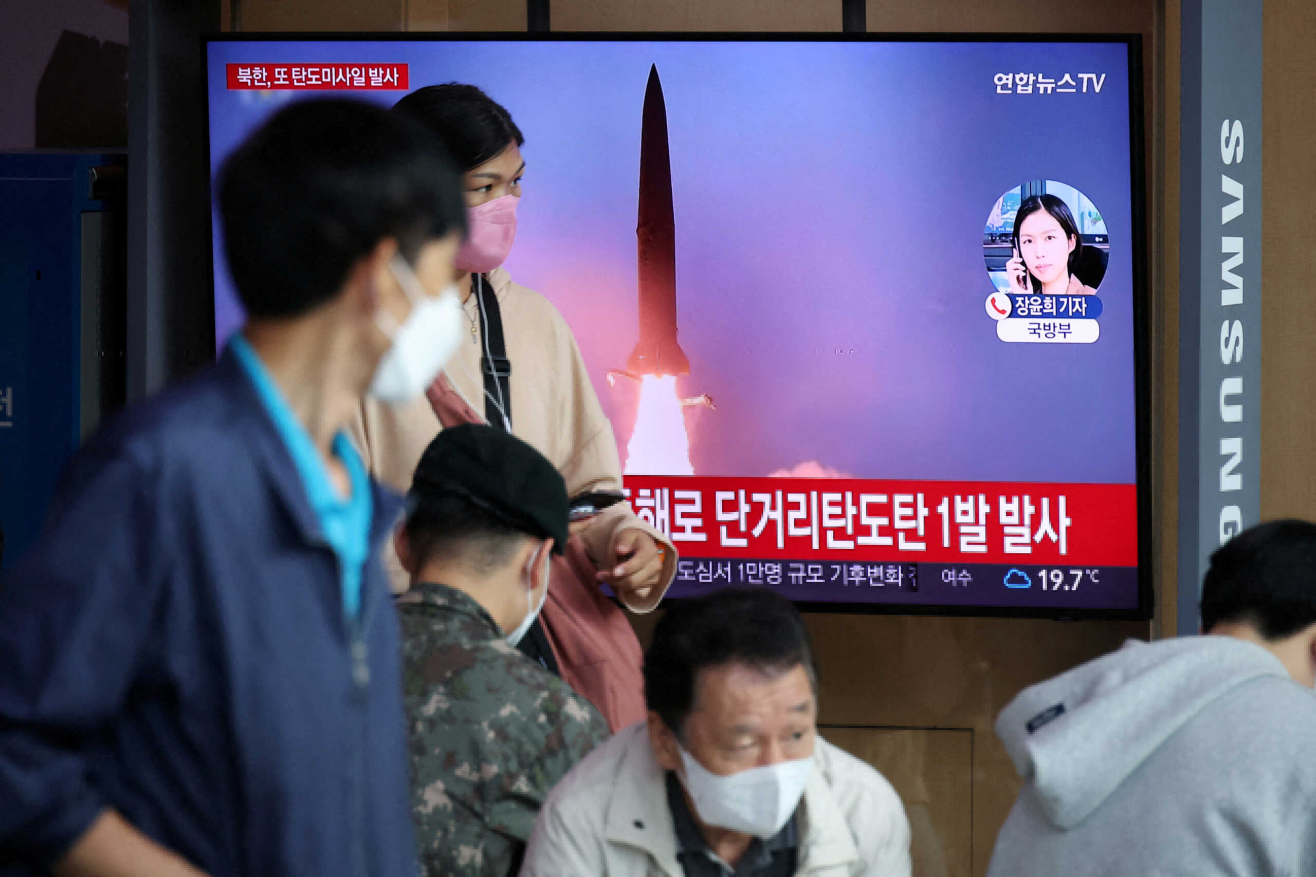 People watch a TV broadcasting a news report on North Korea firing a ballistic missile towards the sea off its east coast, in Seoul, South Korea, September 25, 2022.   REUTERS