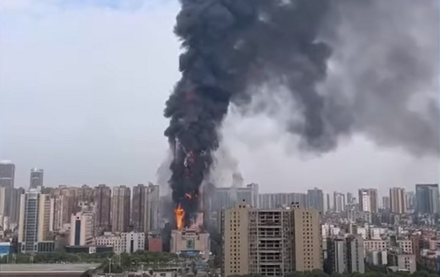 Κίνα: Έσβησε η μεγάλη φωτιά σε ουρανοξύστη 218 μέτρων – Δεν υπάρχουν θύματα