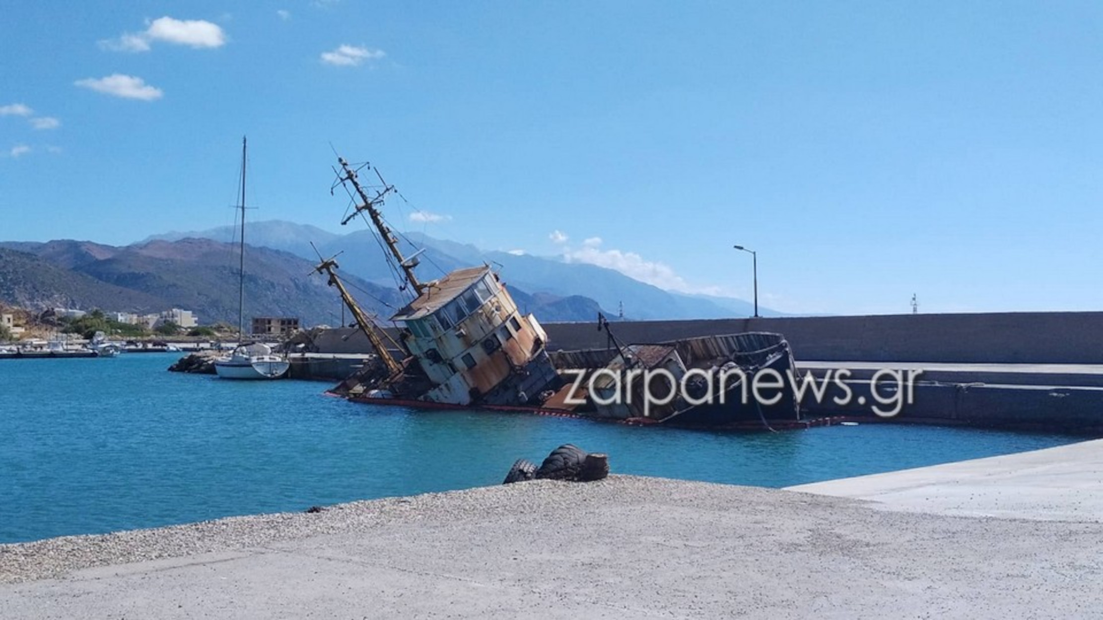 Χανιά: Εξελίξεις για το μισοβυθισμένο τσιγαράδικο πλοίο στην Παλαιόχωρα
