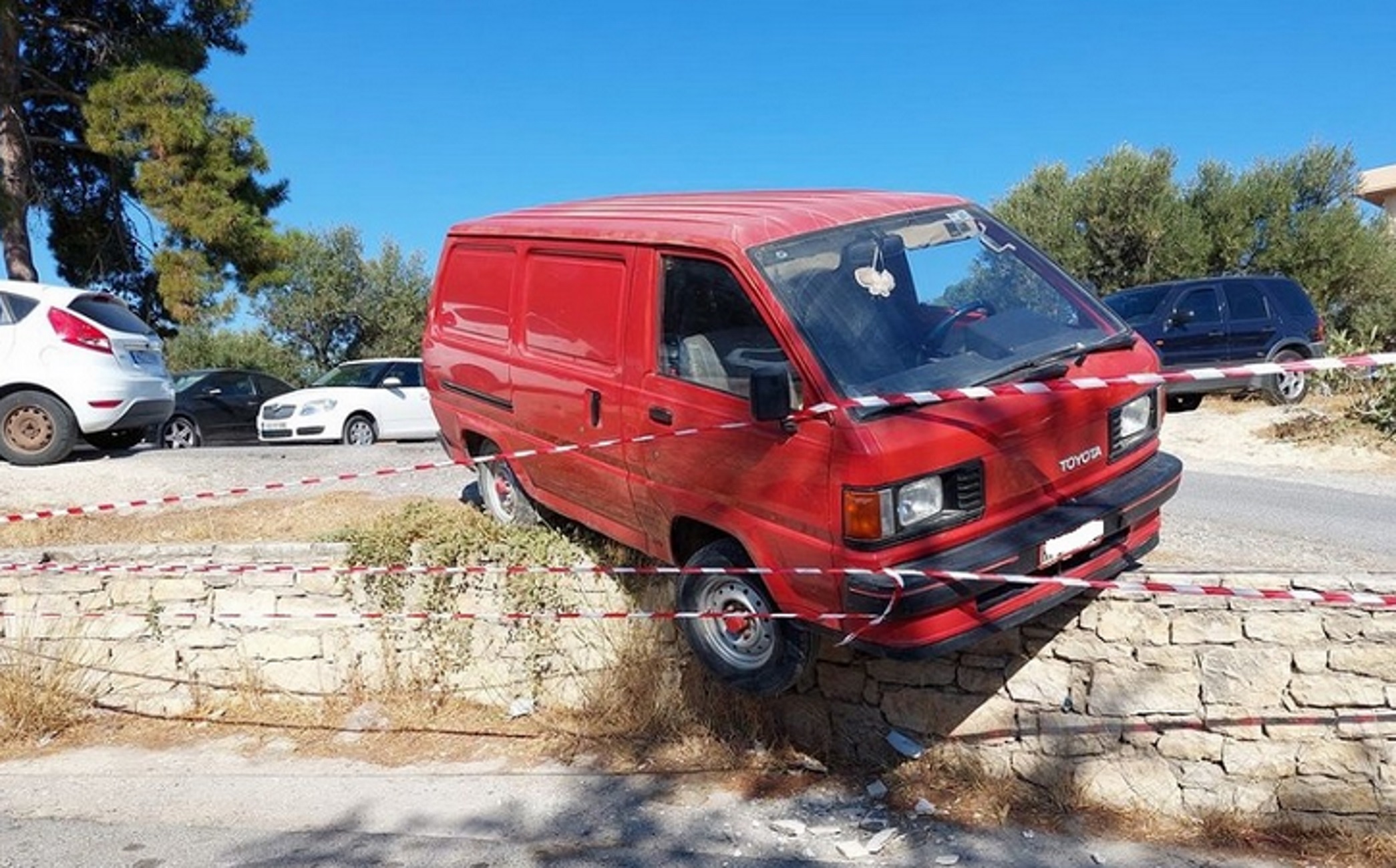 Ηράκλειο: «Παρκάρισμα» για κλάματα στο Βενιζέλειο – Δείτε πως άφησε το αυτοκίνητο και μπήκε στα ενδότερα