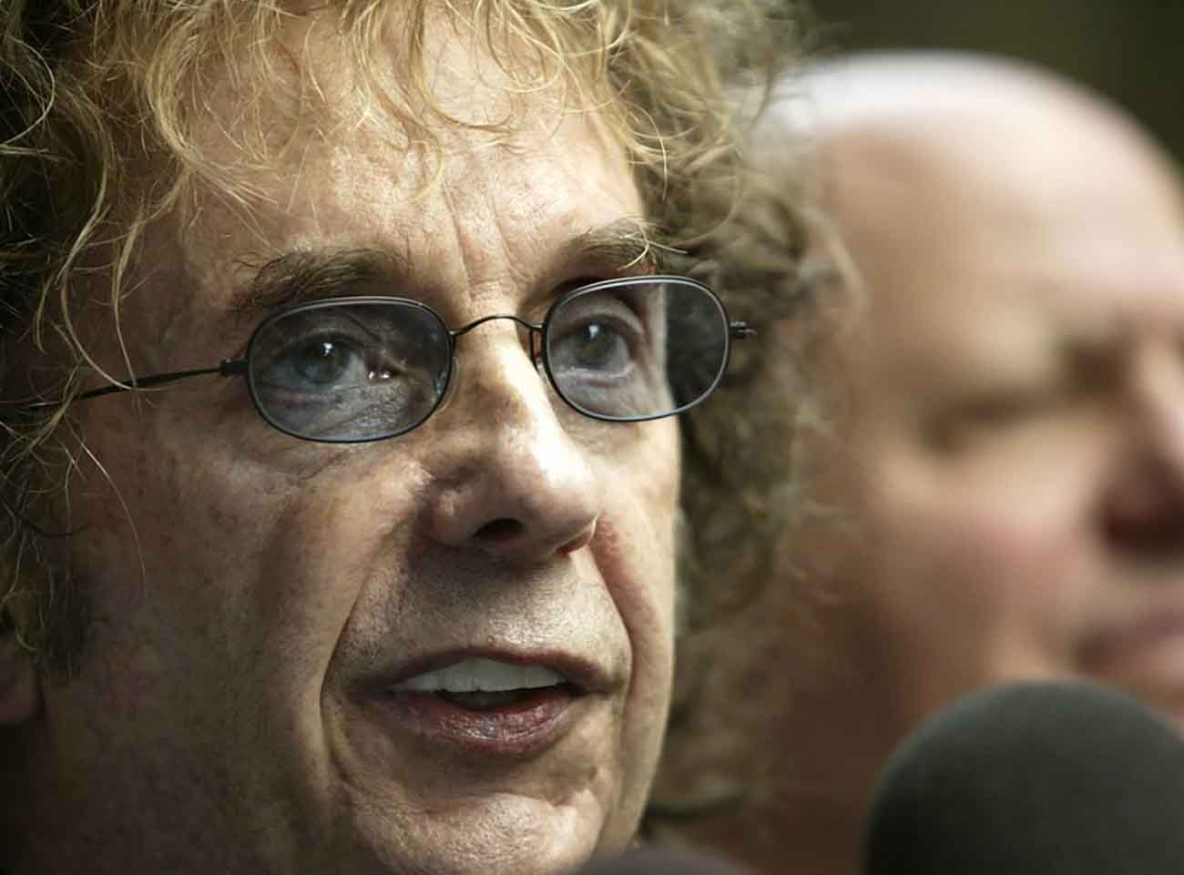 epa000283922 Record producer Phil Spector reads a statement to the press outside the Los Angeles County Criminal Courts Building in Los Angeles Monday, 27 September 2004. The 64-year-old Spector is accused of fatally shooting actress Lana Clarkson at his hilltop mansion last year. He pleaded innocent to one count of murder.  EPA