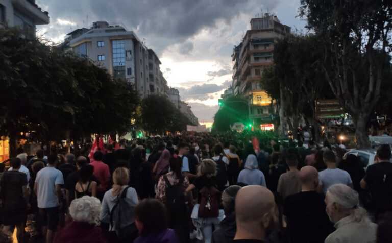 Θεσσαλονίκη: Μεγάλη πορεία υπό βροχή για τα επεισόδια στο ΑΠΘ – Συνθήματα κατά της αστυνομίας