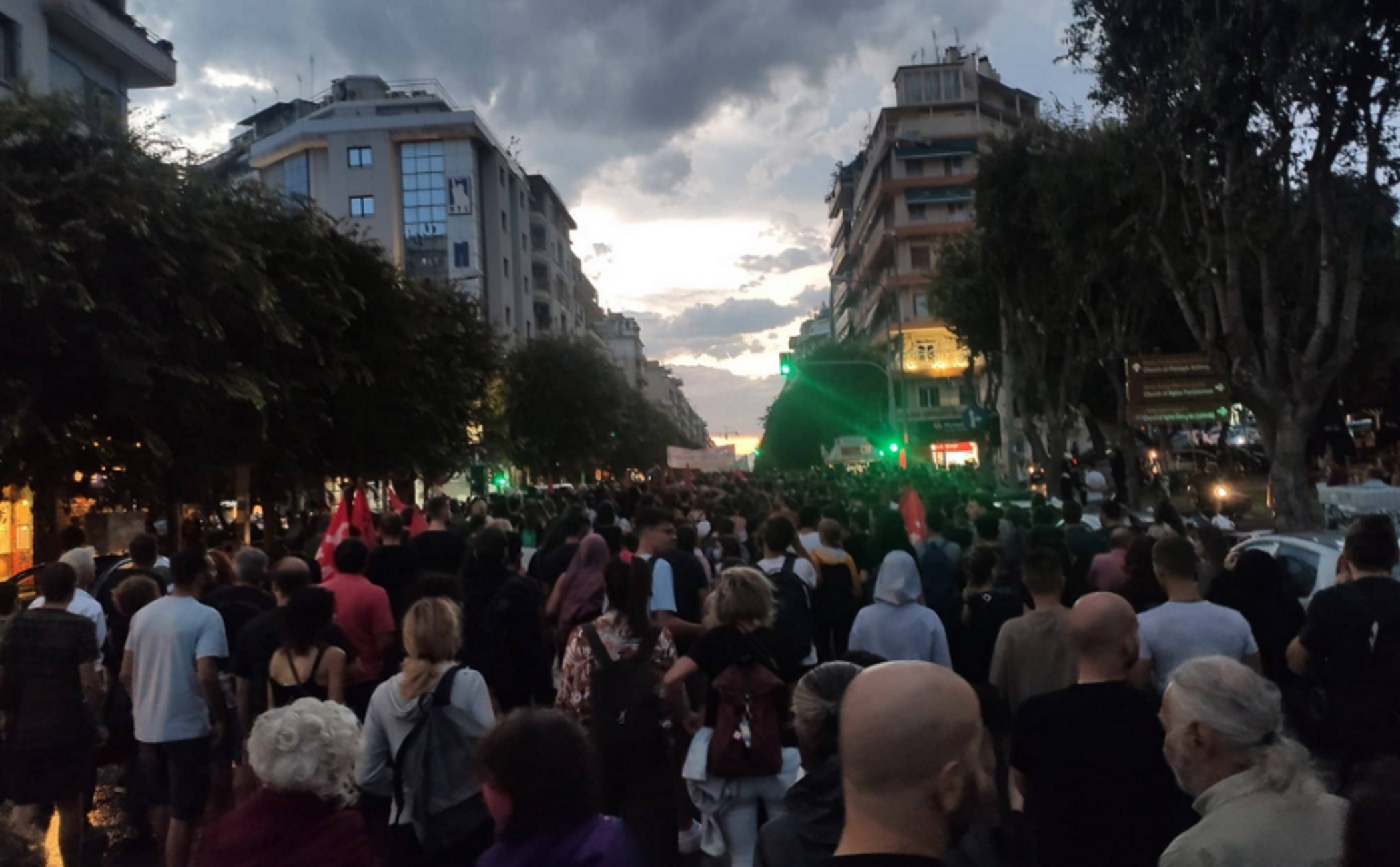 Θεσσαλονίκη: Μεγάλη πορεία υπό βροχή για τα επεισόδια στο ΑΠΘ – Συνθήματα κατά της αστυνομίας