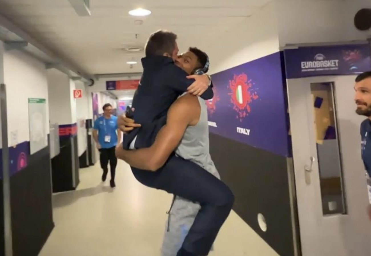 Eurobasket 2022: «Επικό» video με τον Ποτσέκο να «ορμάει» στην αγκαλιά του Γιάννη Αντετοκούνμπο