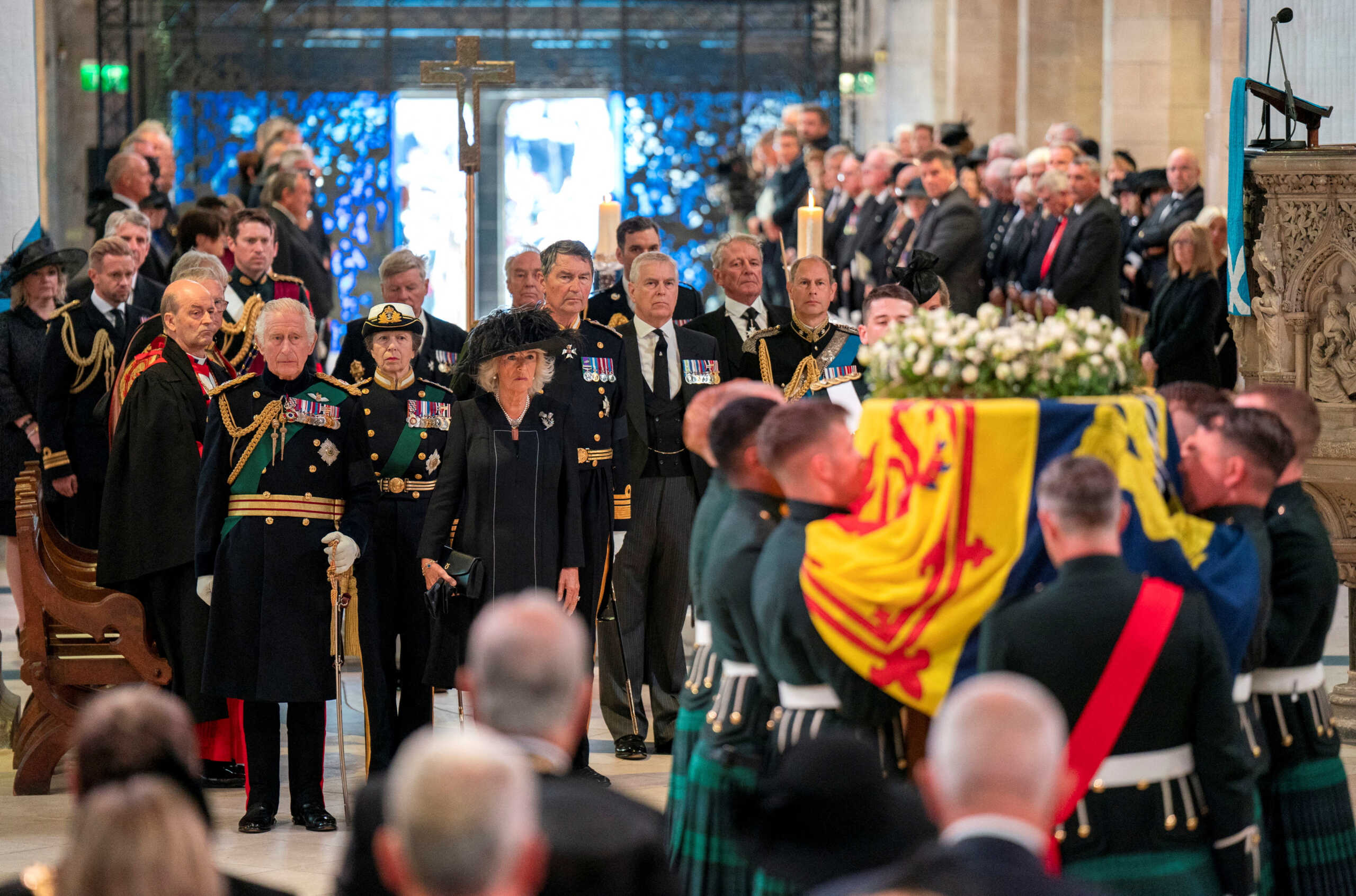 Βασίλισσα Ελισάβετ: Συνεχίζεται το λαϊκό προσκύνημα στη Σκωτία – Η σορός επιστρέφει στο Μπάκιγχαμ σήμερα (13/09)