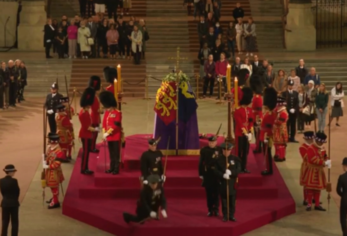Βασίλισσα Ελισάβετ: Φρουρός λιποθύμησε δίπλα στο φέρετρο