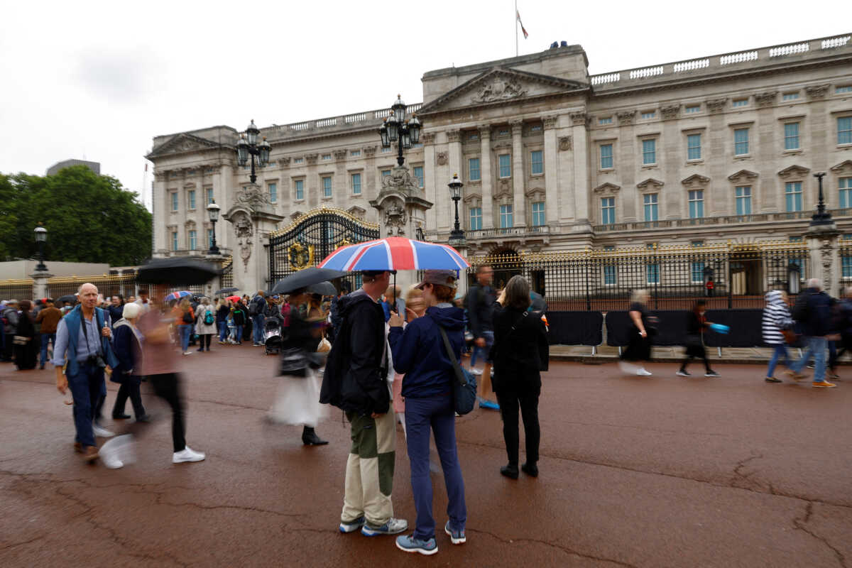 Βασίλισσα Ελισάβετ: Το Λονδίνο υποδέχεται την σορό της – Περιμένουν πάνω από 1 εκατομμύριο κόσμο
