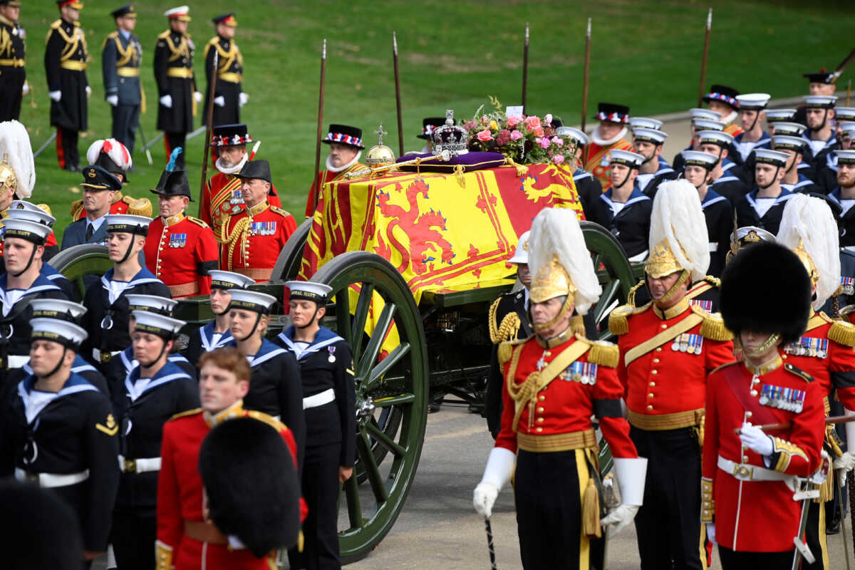 Κηδεία Βασίλισσας Ελισάβετ: Λεπτό προς λεπτό ο τελευταίος αποχαιρετισμός