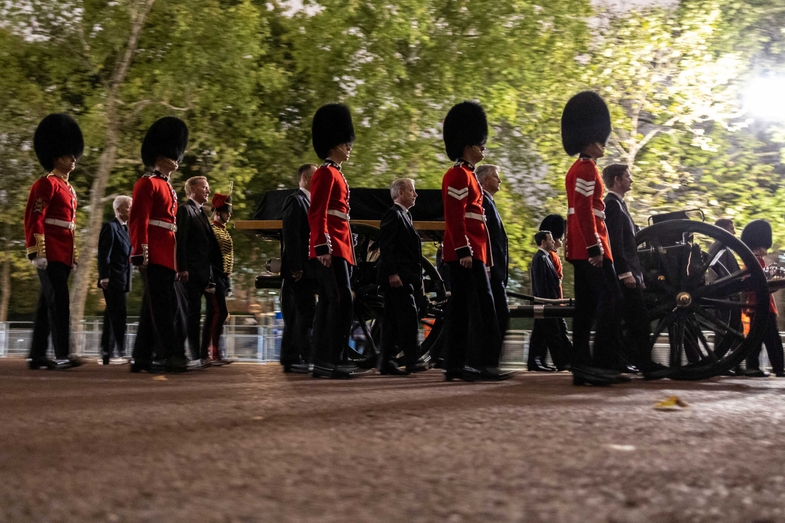 Βασίλισσα Ελισάβετ: Πρόβα τζενεράλε της νεκρώσιμης πομπής τα ξημερώματα στο Λονδίνο – Εντυπωσιακές εικόνες 