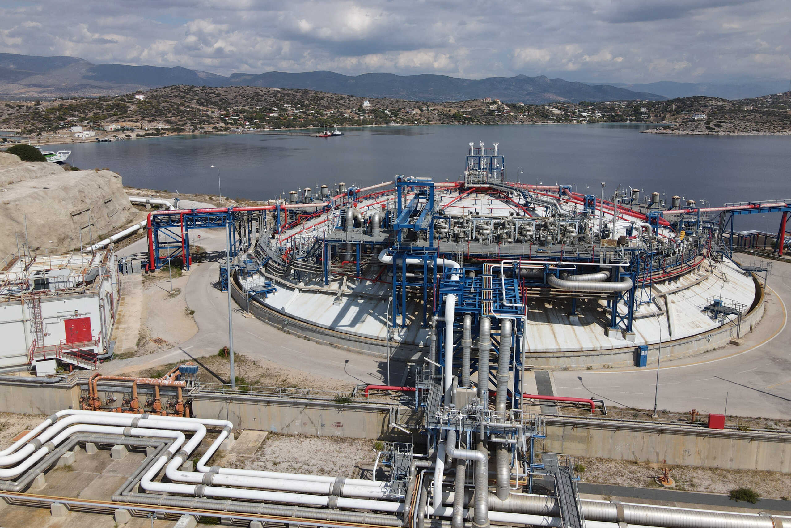 Φωτογραφία των εγκαταστάσεων του Τερματικού Σταθμού Υγροποιημένου Φυσικού Αερίου της Ρεβυθούσας, Τετάρτη 21 Σεπτεμβρίου 2022. Ο σταθμός της Ρεβυθούσας είναι μία από τις τρεις πηγές τροφοδοσίας του Εθνικού Συστήματος Μεταφοράς Φυσικού Αερίου της Ελλάδας και ως εκ τούτου μία από τις σημαντικότερες υποδομές ενέργειας της χώρας. Η χωρητικότητα των τριών δεξαμενών του σταθμού είναι συνολικά 225.000 κμ φυσικού αερίου και ο αριθμός αεριοποίησης είναι 1400 κμ LNG την ώρα.