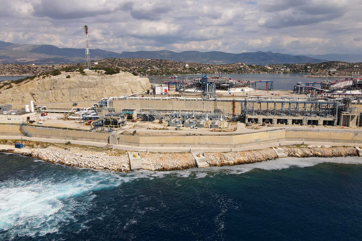 Φωτογραφία των εγκαταστάσεων του Τερματικού Σταθμού Υγροποιημένου Φυσικού Αερίου της Ρεβυθούσας, Τετάρτη 21 Σεπτεμβρίου 2022. Ο σταθμός της Ρεβυθούσας είναι μία από τις τρεις πηγές τροφοδοσίας του Εθνικού Συστήματος Μεταφοράς Φυσικού Αερίου της Ελλάδας και ως εκ τούτου μία από τις σημαντικότερες υποδομές ενέργειας της χώρας. Η χωρητικότητα των τριών δεξαμενών του σταθμού είναι συνολικά 225.000 κμ φυσικού αερίου και ο αριθμός αεριοποίησης είναι 1400 κμ LNG την ώρα.