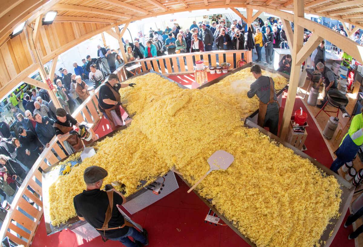 Chefs fry grated potatoes in a 13.7 m2 pan to set a new world record for the largest roesti, a Swiss national dish, during the "Sichlete" farmers festival in Bern, Switzerland September 19, 2022.  REUTERS