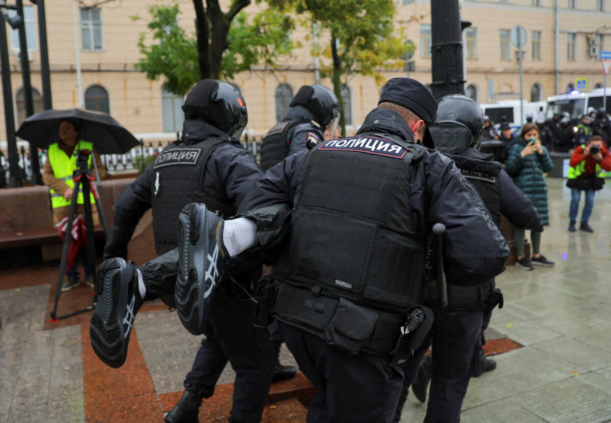 Ρωσία: Βαριές ποινές για τους λιποτάκτες και εκατοντάδες συλλήψεις αντιφρονούντων – Συνεχίζονται τα δημοψηφίσματα