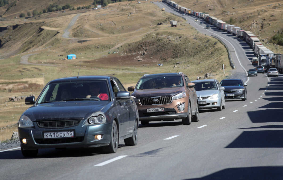 Ρωσία: Ο Πούτιν στέλνει στρατό στα σύνορα με τη Γεωργία για να μην φύγουν στρατεύσιμοι