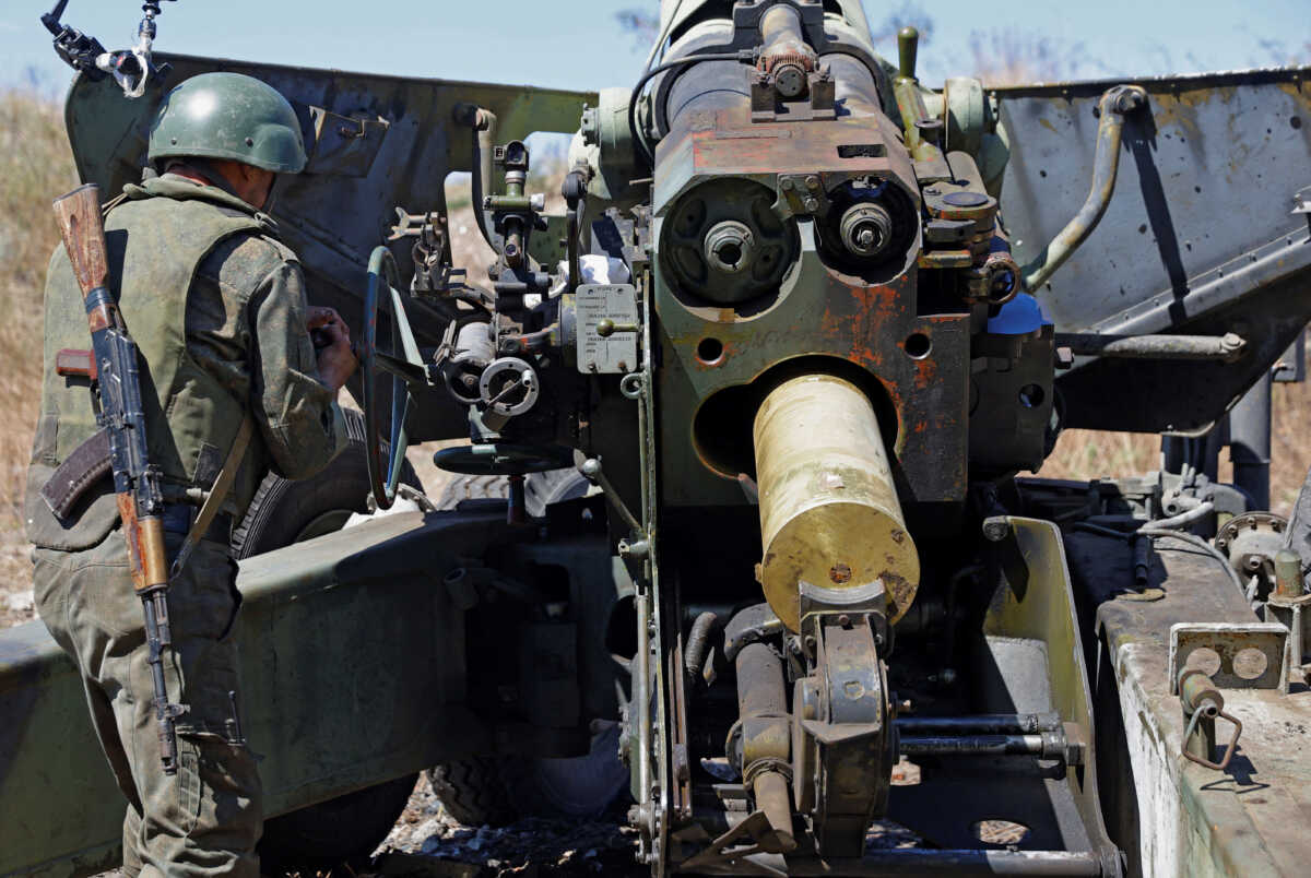 A service member of the self-proclaimed Donetsk People's Republic fires a Giatsint-B howitzer in the direction of Avdiivka during Russia-Ukraine conflict outside Donetsk, Ukraine September 7, 2022. REUTERS