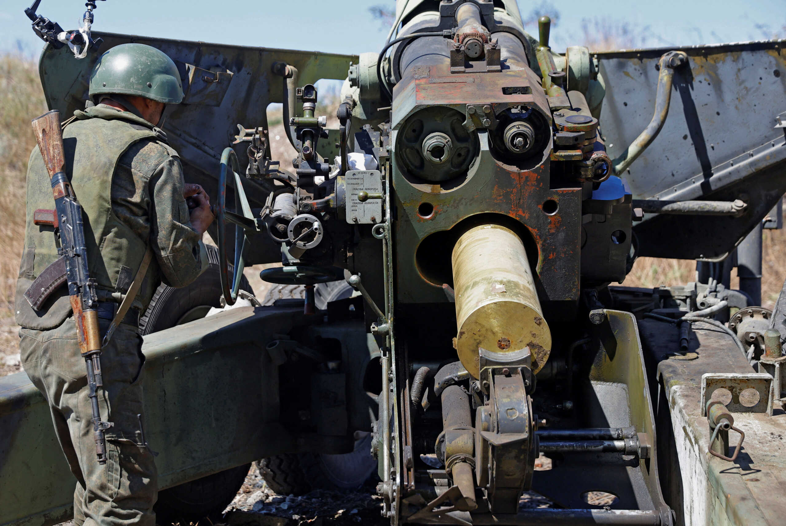 A service member of the self-proclaimed Donetsk People's Republic fires a Giatsint-B howitzer in the direction of Avdiivka during Russia-Ukraine conflict outside Donetsk, Ukraine September 7, 2022. REUTERS