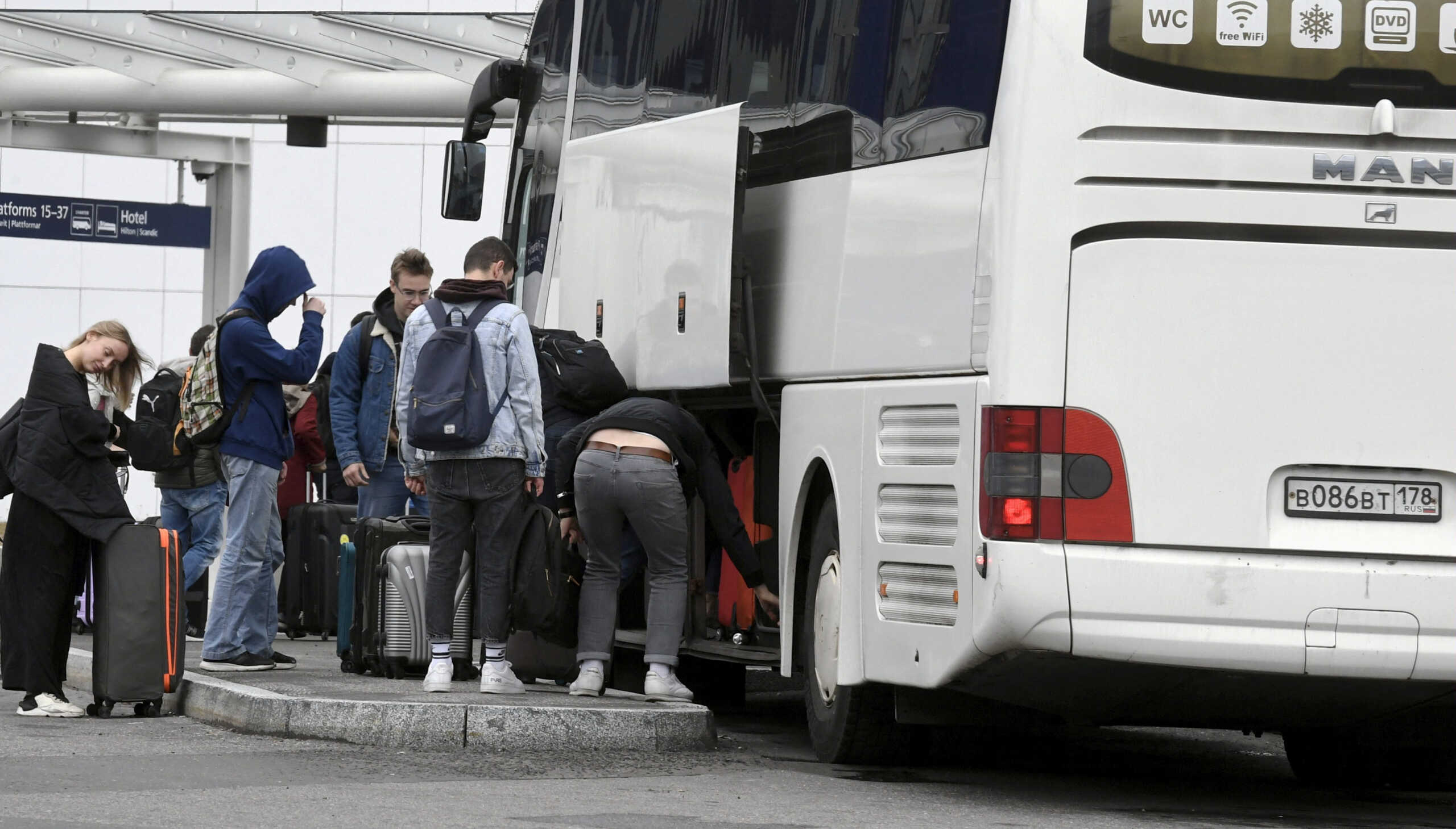 Passengers get off a bus from Saint Petersburg, Russia, at the Helsinki Airport in Vantaa, Finland September 24, 2022.   Lehtikuva