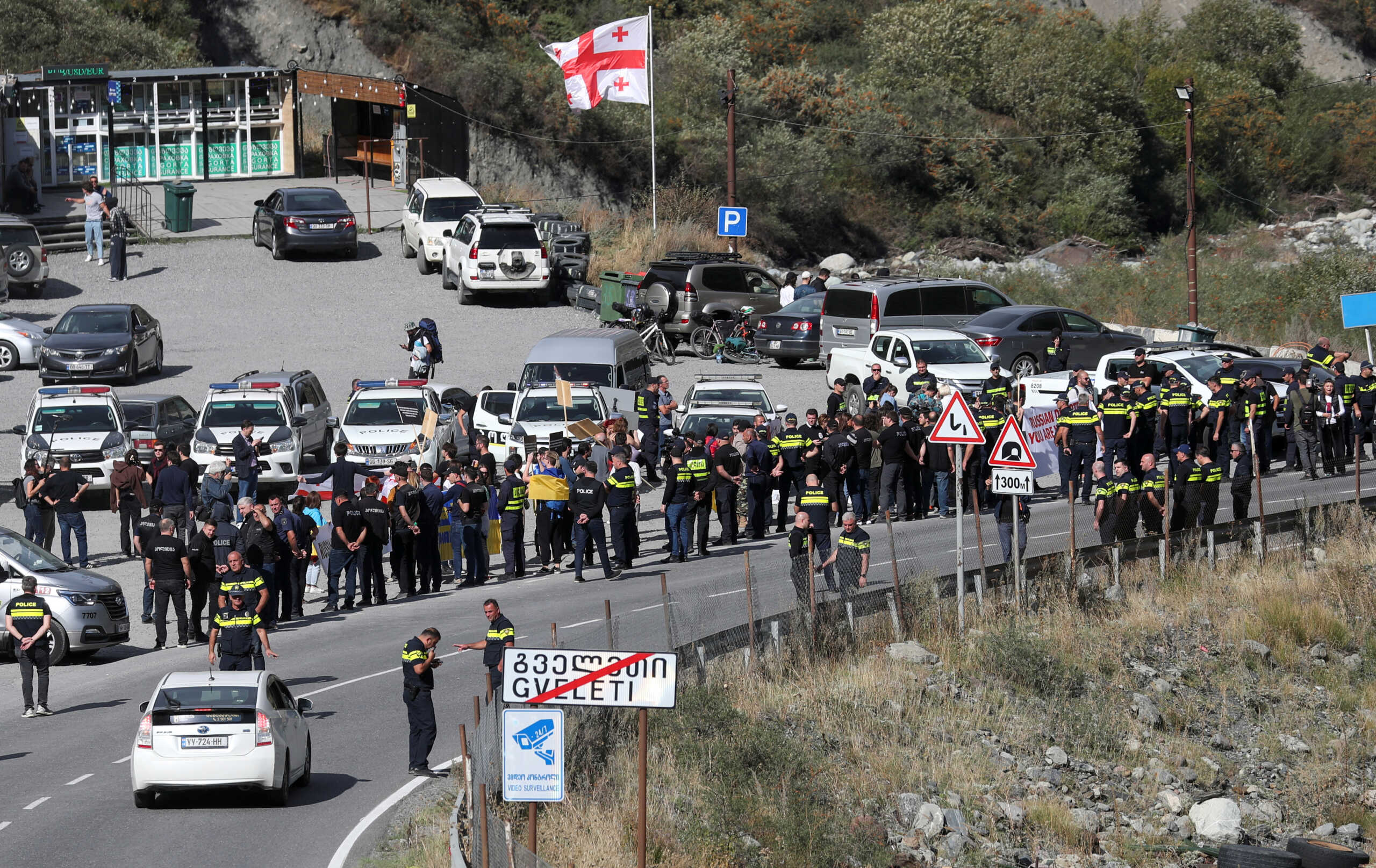 Γεωργία: Τεράστιες ουρές από Ρώσους στα σύνορα – Πάνω από 20.000 άνθρωποι έχουν περάσει σε 2 ημέρες