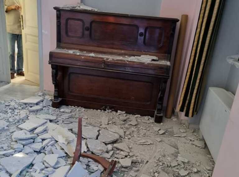 Σεισμός στη Σάμο: «Μας φύλαξε ο Θεός» – Κατέρρευσε η οροφή μέσα στο δημαρχείο από τα 5,2 Ρίχτερ