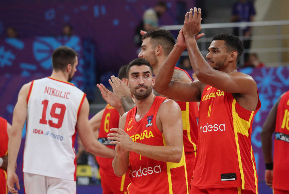 Basketball - EuroBasket Championship - Group A - Montenegro v Spain - Tbilisi Arena, Tbilisi, Georgia - September 6, 2022 Spain's Jaime Fernandez and Sebastian Saiz applaud fans after the match REUTERS