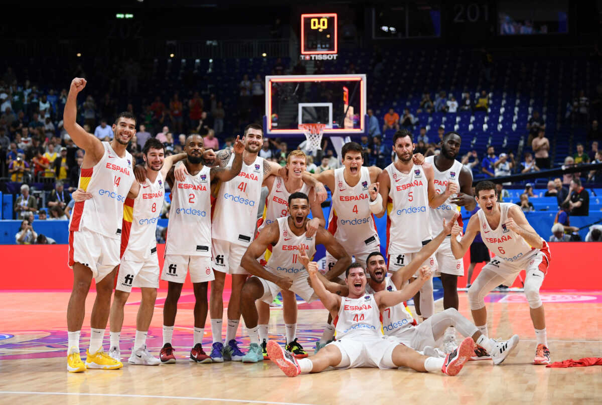 Basketball - EuroBasket Championship - Quarter Final - Spain v Finland - Mercedes-Benz Arena, Berlin, Germany - September 13, 2022  Spain players celebrate after the match REUTERS