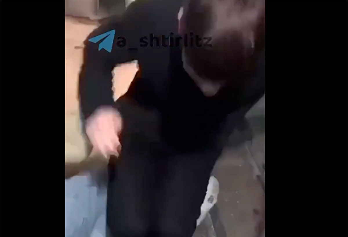 Ρωσία: Σοκαριστικό βίντεο – Σπάει το πόδι του φίλου του για να μην επιστρατευτεί