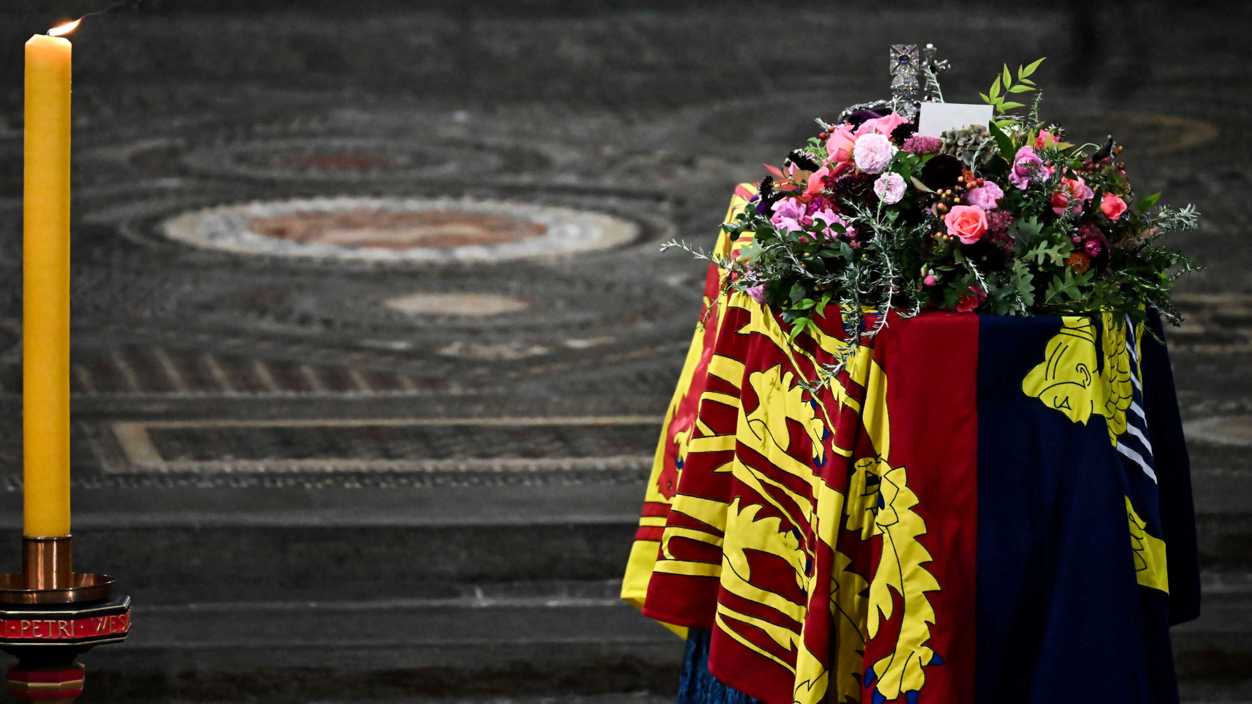 Κηδεία βασίλισσας Ελισάβετ: Με προσωπικές «πινελιές» του βασιλιά Καρόλου το στεφάνι στο φέρετρό της