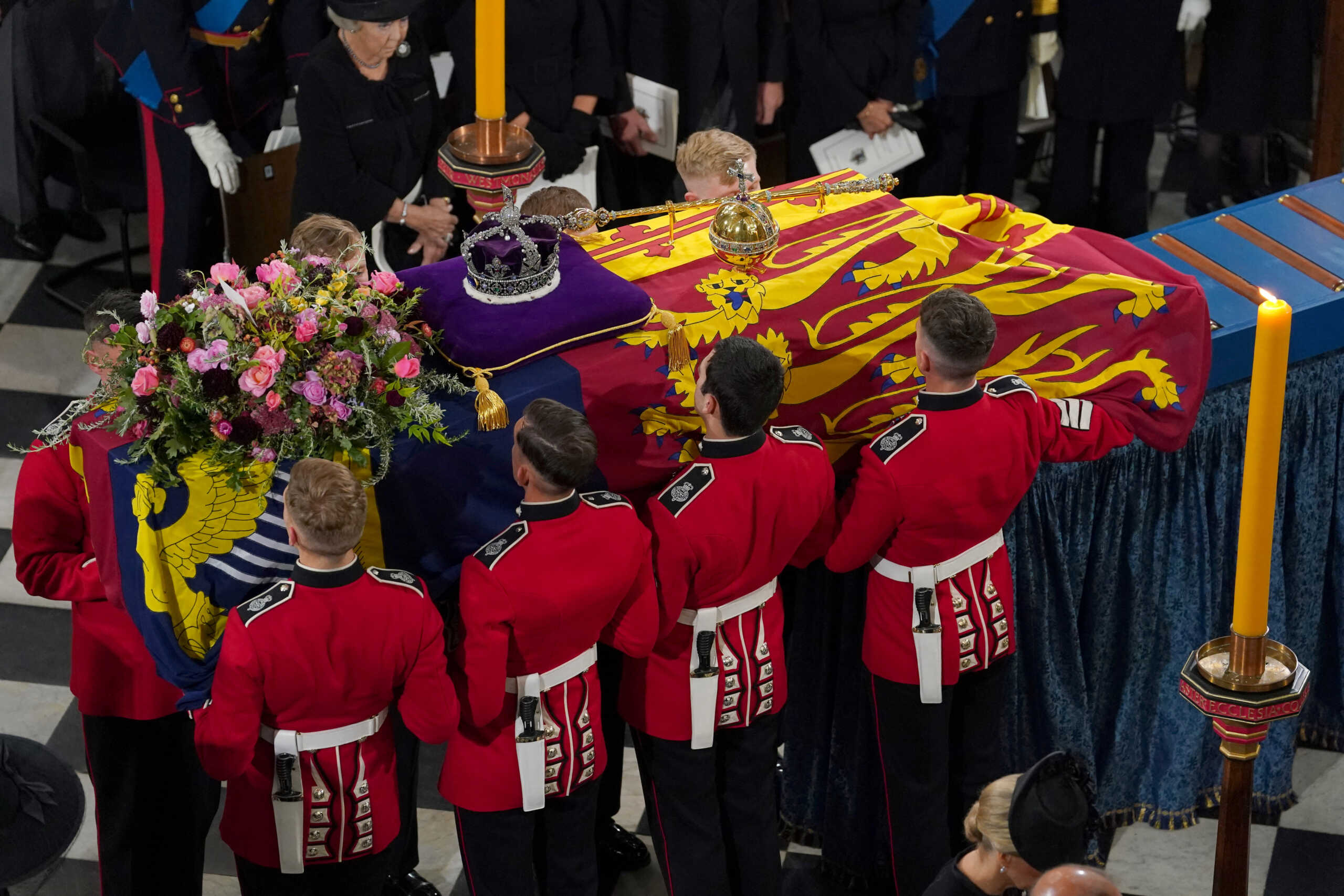 Κηδεία βασίλισσας Ελισάβετ: Με προσωπικές «πινελιές» του βασιλιά Καρόλου το στεφάνι στο φέρετρό της
