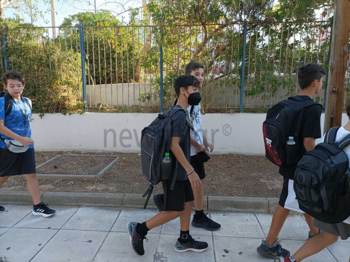 Έχουν μάσκα μαζί τους στο σχολείο οι μαθητές στο πρώτο κουδούνι της χρονιάς – Τι λένε οι γονείς