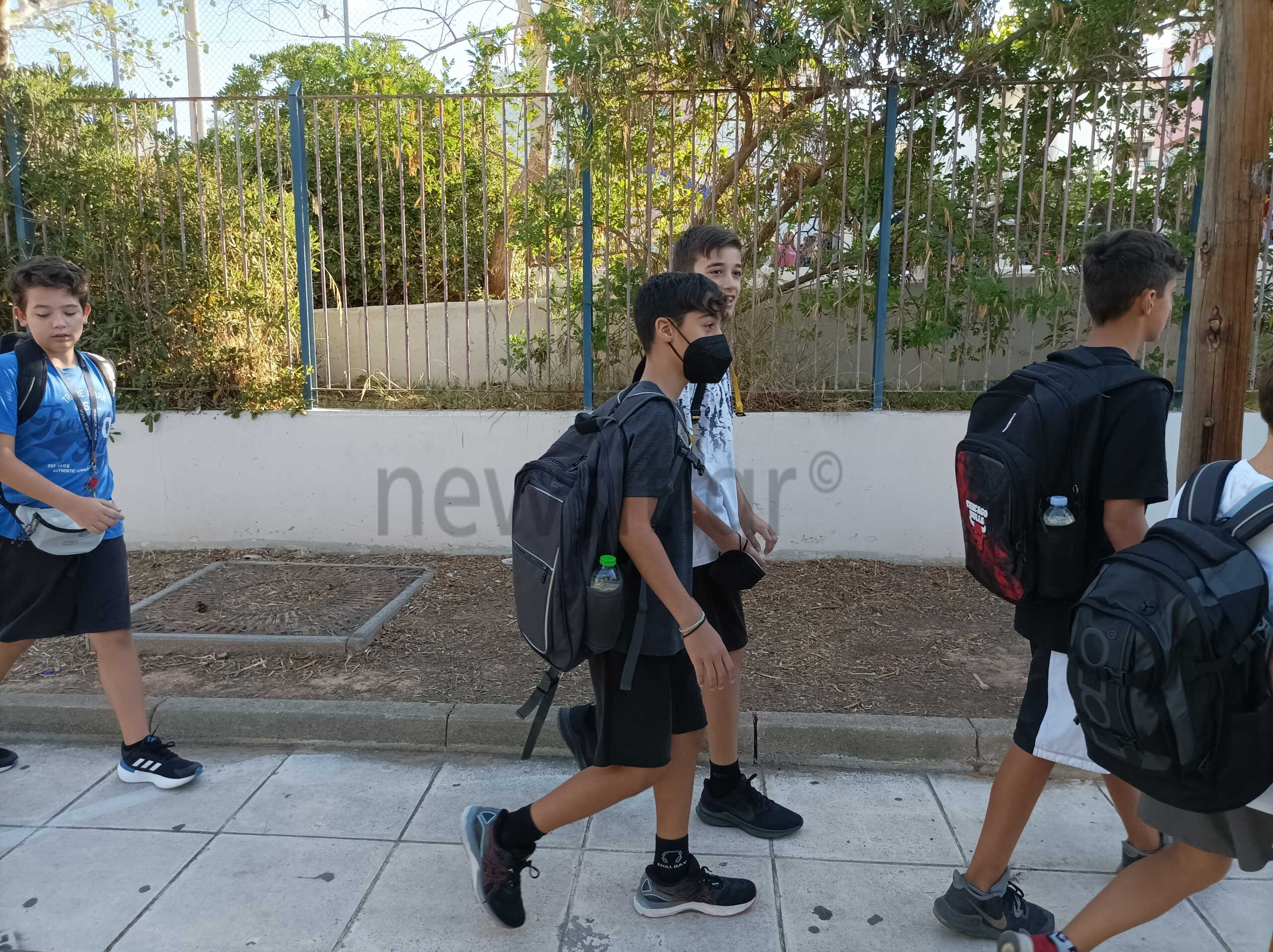 Έχουν μάσκα μαζί τους στο σχολείο οι μαθητές στο πρώτο κουδούνι της χρονιάς – Τι λένε οι γονείς