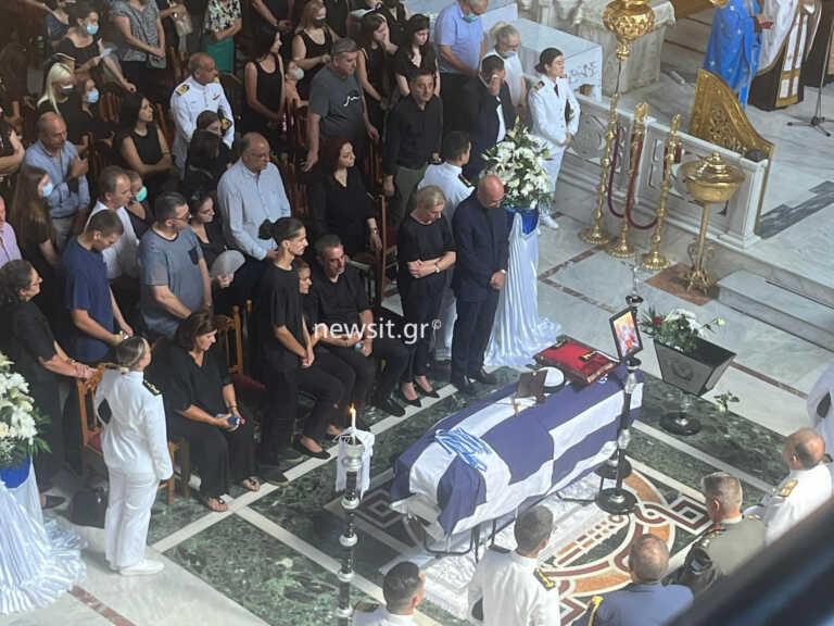 Θάλεια Κορδαμπάλου: Κουφέτα και λευκό φέρετρο σκεπασμένο με την ελληνική σημαία στην κηδεία της ναυτικής δοκίμου