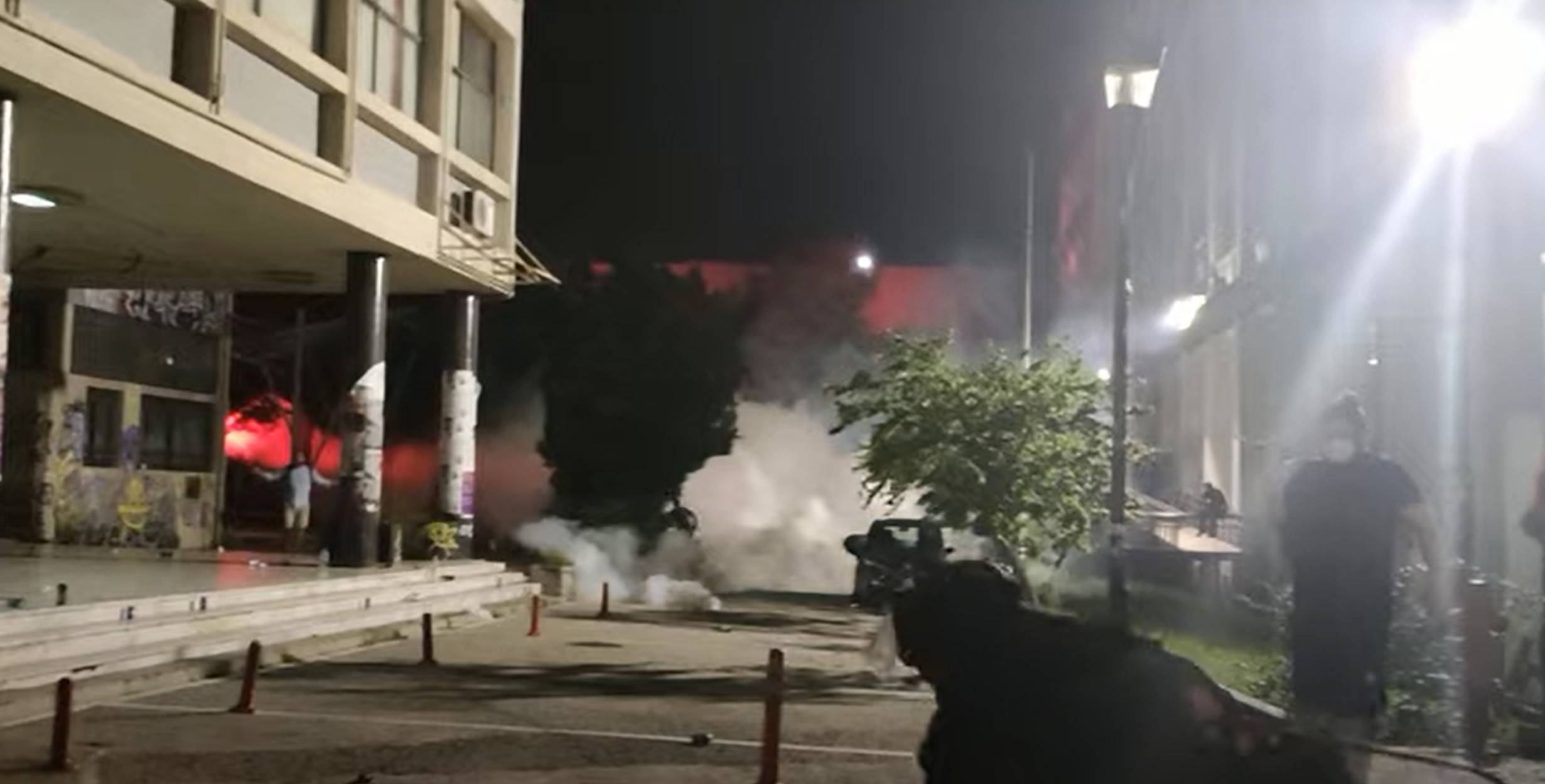Ο Θανάσης Παπακωνσταντίνου απαντά για τα επεισόδια σε συναυλία του στο ΑΠΘ