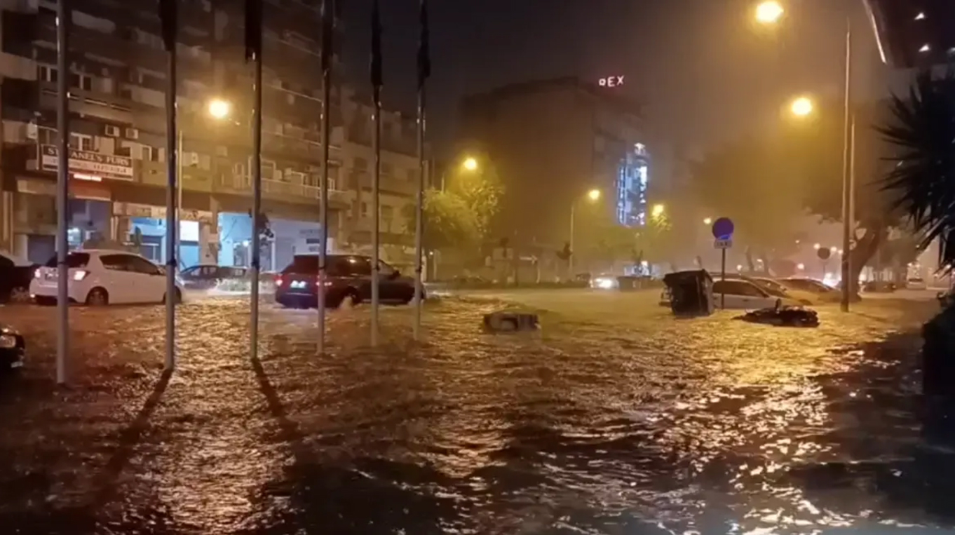 Καιρός – Σφοδρή καταιγίδα στη Θεσσαλονίκη, πλημμύρισαν δρόμοι