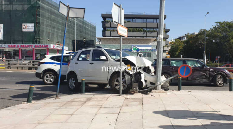 Φοβερό τροχαίο στην Κηφισίας: Αυτοκίνητο καρφώθηκε σε κολόνα
