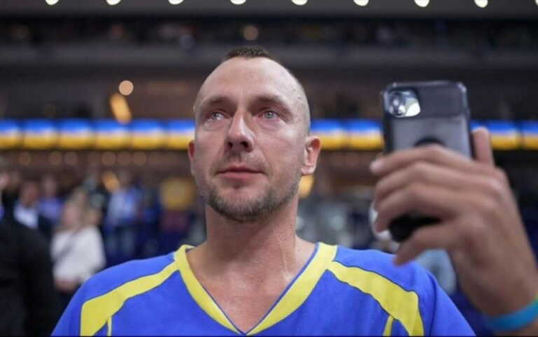 Eurobasket 2022: Τα δάκρυα του φιλάθλου στην ανάκρουση του εθνικού ύμνου της Ουκρανίας