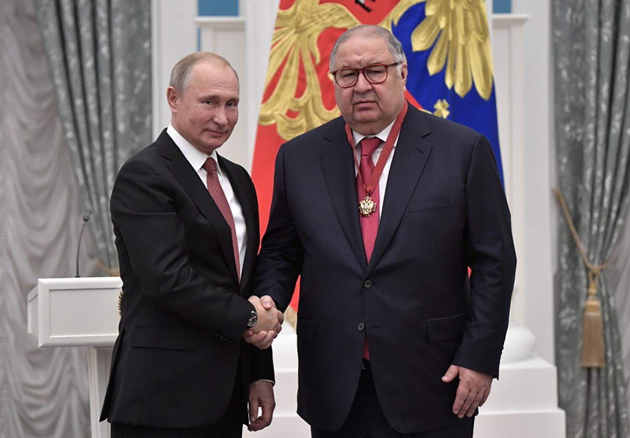 epa07192934 Russian President Vladimir Putin (L) shakes hands with Russian billionaire tycoon, USM Holding founder Alisher Usmanov (R) during a state awards ceremony  at the St. Catherine Hall in the Kremlin in Moscow, Russia, 27 November 2018. Alisher Usmanov was awarded with the 3rd degree Order For Merit to the Fatherland.  EPA
