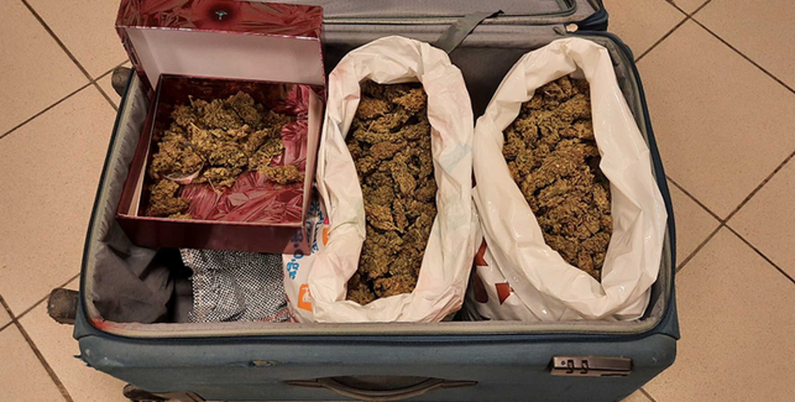 Ηράκλειο: Μέσα στην γκαρσονιέρα αυτή η βαλίτσα – Επιβεβαιώθηκαν οι πληροφορίες των αστυνομικών