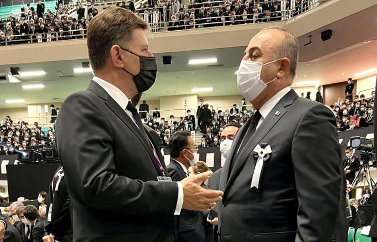 Σύντομο τετ α τετ Βαρβιτσιώτη – Τσαβούσογλου στην κηδεία του Σίνζο Άμπε