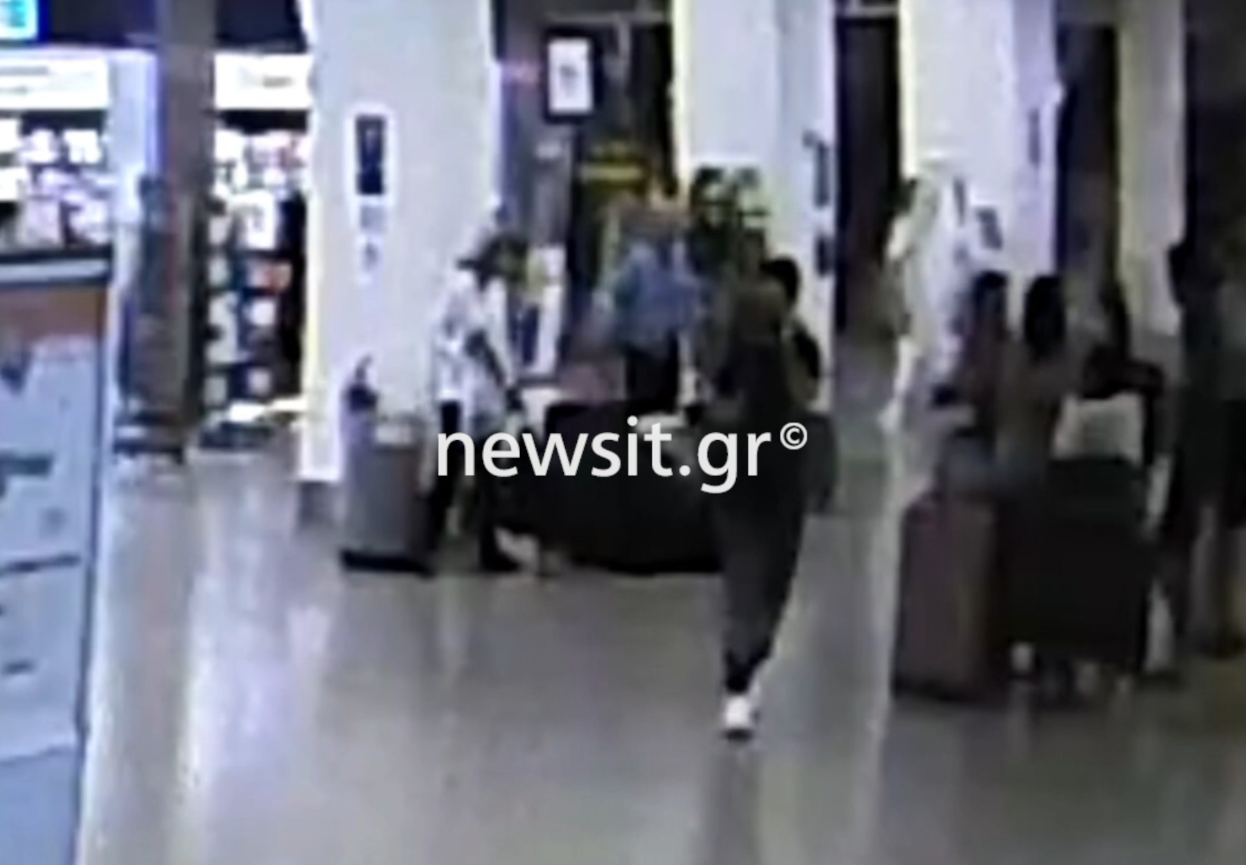 Αεροδρόμιο Ελευθέριος Βενιζέλος: Συνελήφθη 28χρονος «τσαντάκιας» – Η στιγμή που αρπάζει τσάντα επιβάτη