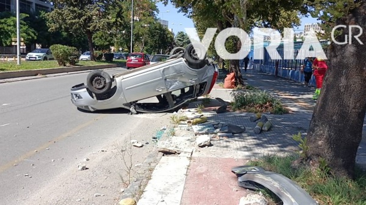 Θεσσαλονίκη: Καραμπόλα στην Αγίου Δημητρίου – Τούμπαρε το ένα αυτοκίνητο