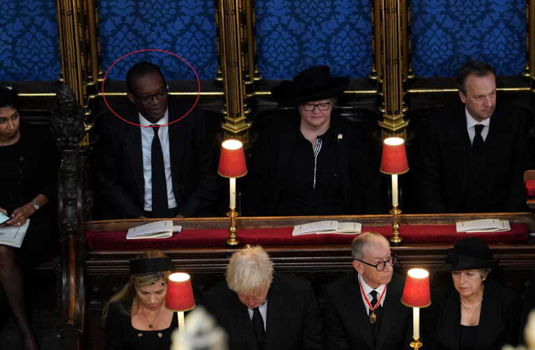 Σάλος με την συμπεριφορά βουλευτή στην κηδεία της βασίλισσας Ελισάβετ – Ξέσπασε στα γέλια